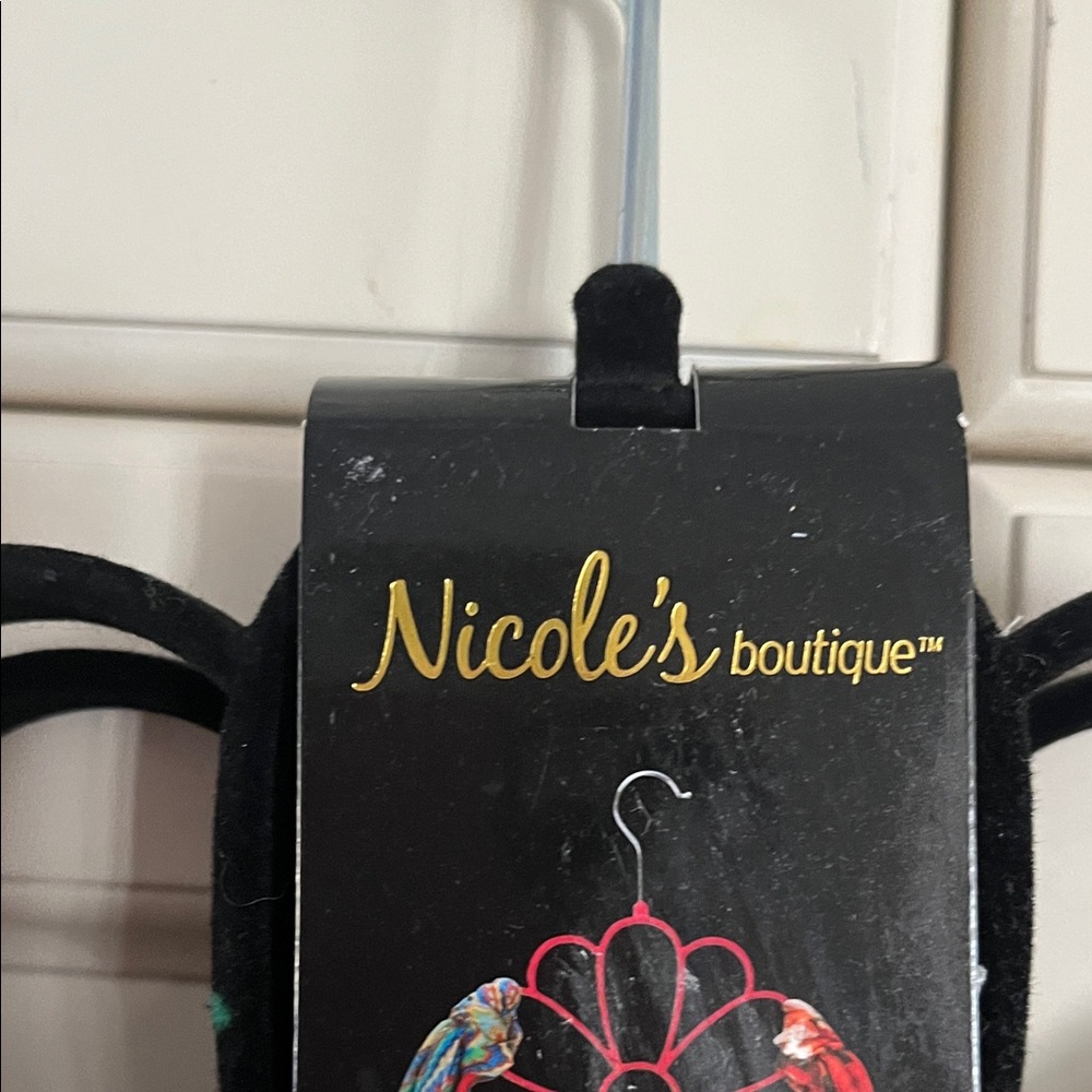 Black Velvet Scarf Hanger - Picture 2 of 3